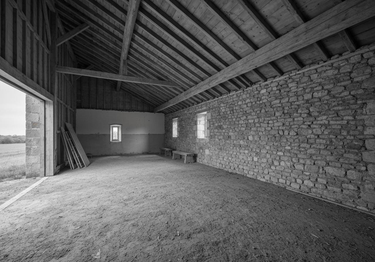 Charpente ancienne en bois d'une grange en cours de rénovation